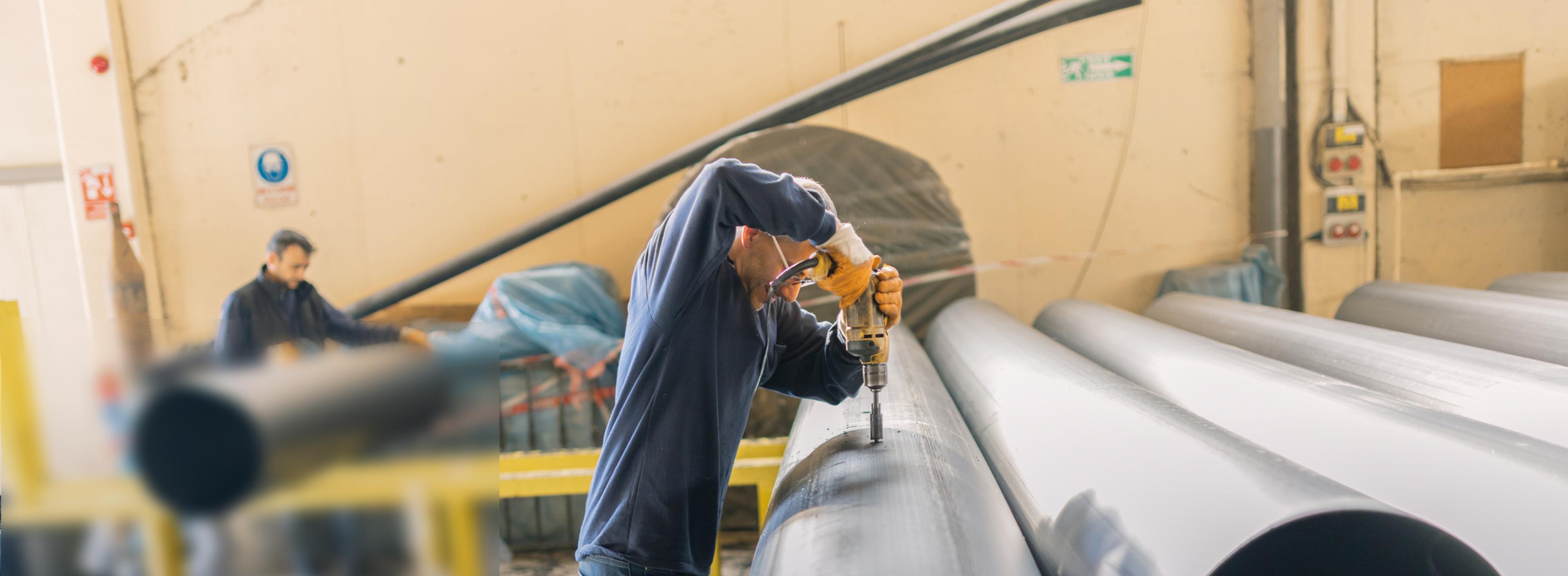 Trabajando en una tubería grande en fábrica