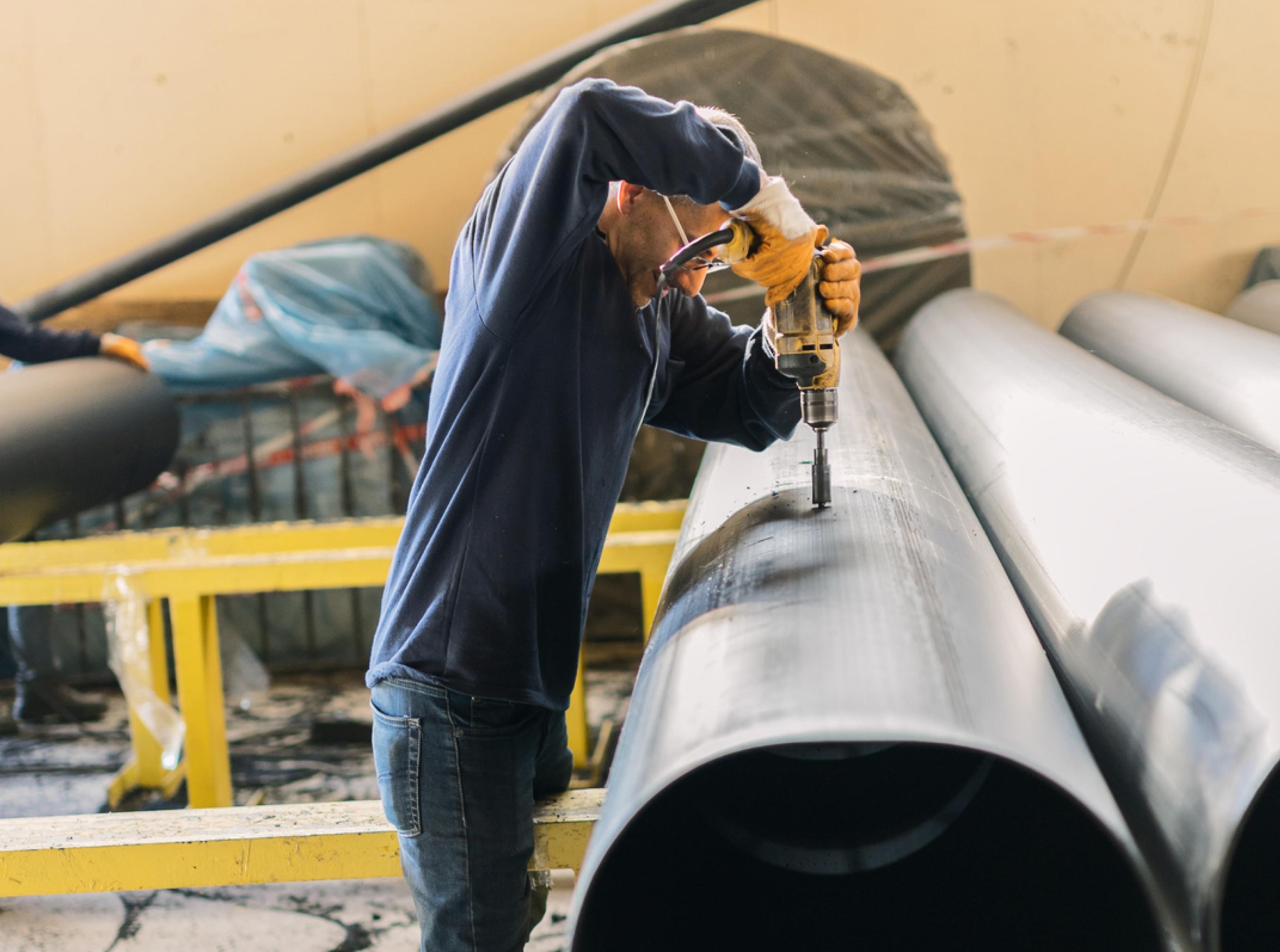 Trabajando en una tubería grande en fábrica