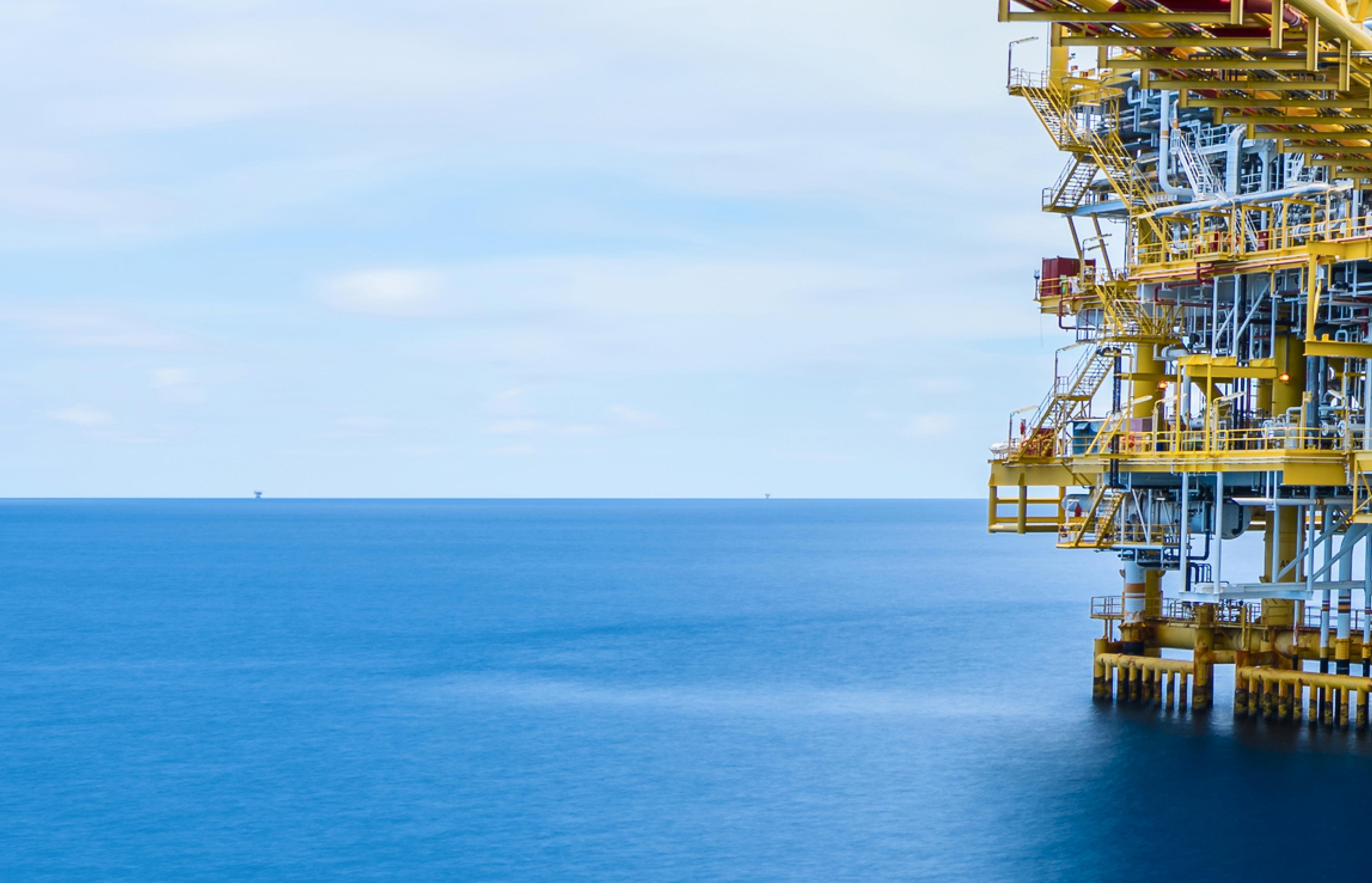 Una plataforma en alta mar con un océano azul de fondo