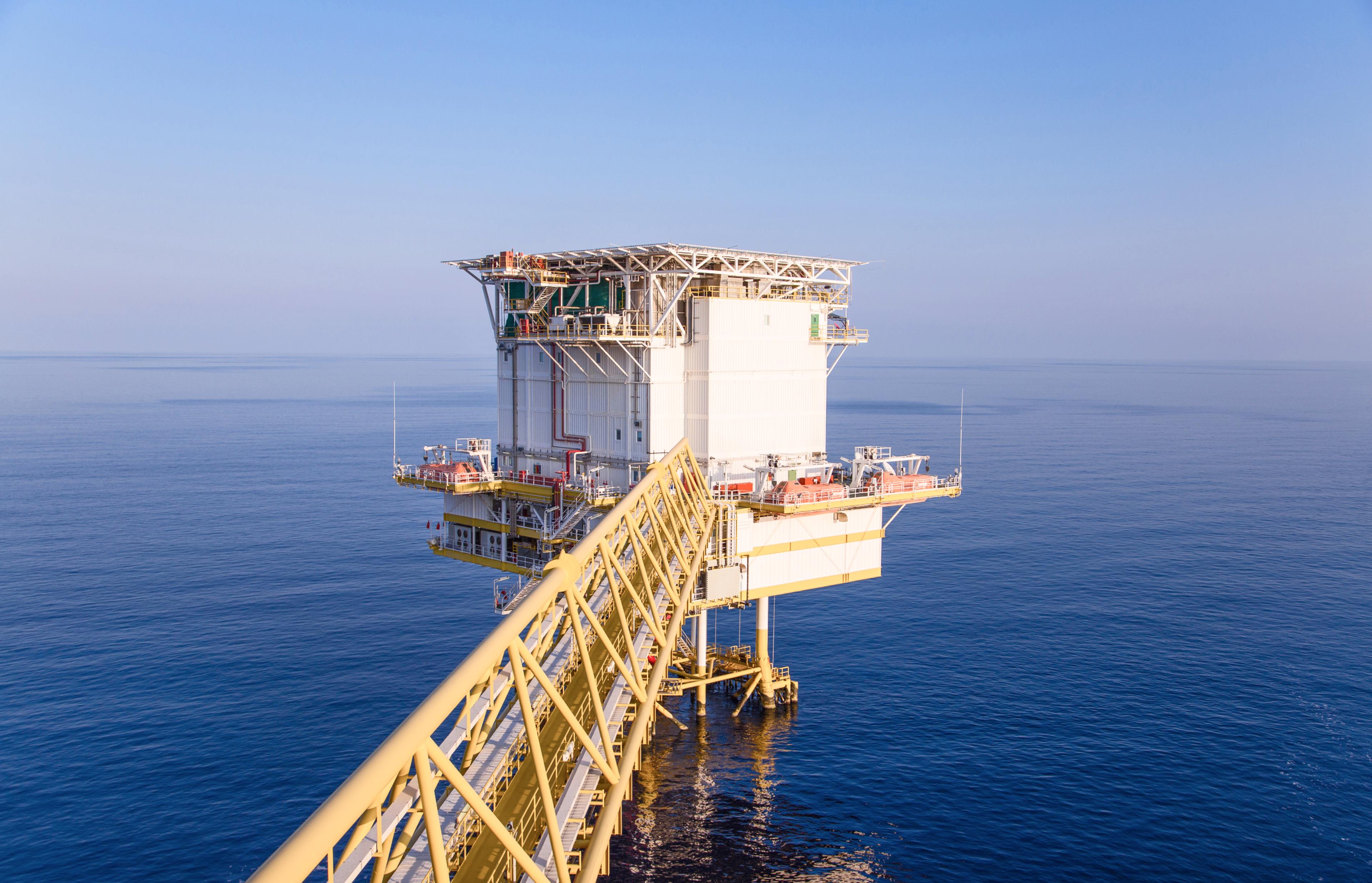 Plataforma de alojamiento de petróleo y gas en alta mar en el golfo, que es la instalación central de los trabajadores de plataformas petrolíferas